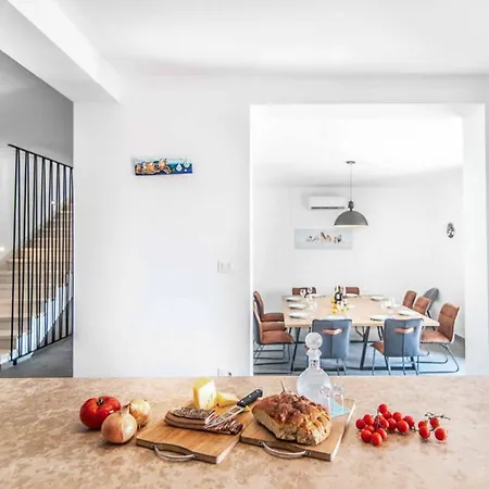 Skylight Vila *